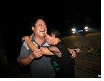 石城骑摩托车两兄弟撞人后逃逸时撞上轿车，当场死亡